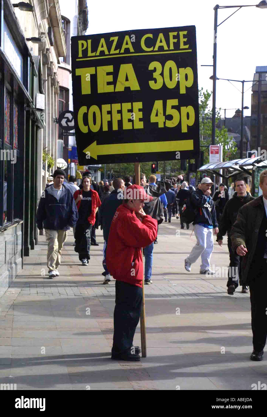 Junge männliche Holding billig Tee und Kaffee Werbung Zeichen auf der Market Street im Stadtzentrum von Manchester GROSSBRITANNIEN. foto DON TONGE Stockfoto