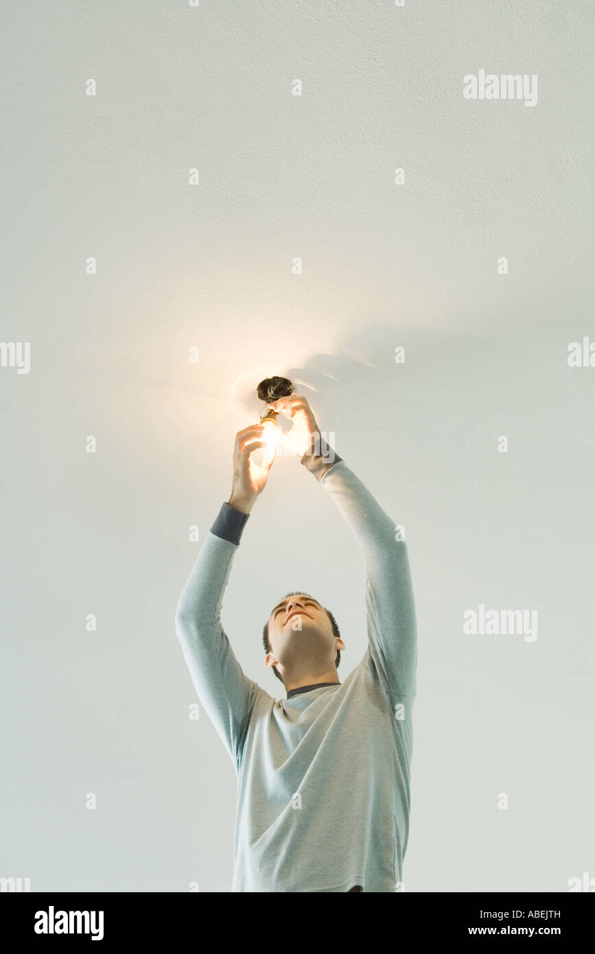 Mann, die Glühbirne wechseln Stockfotografie Alamy