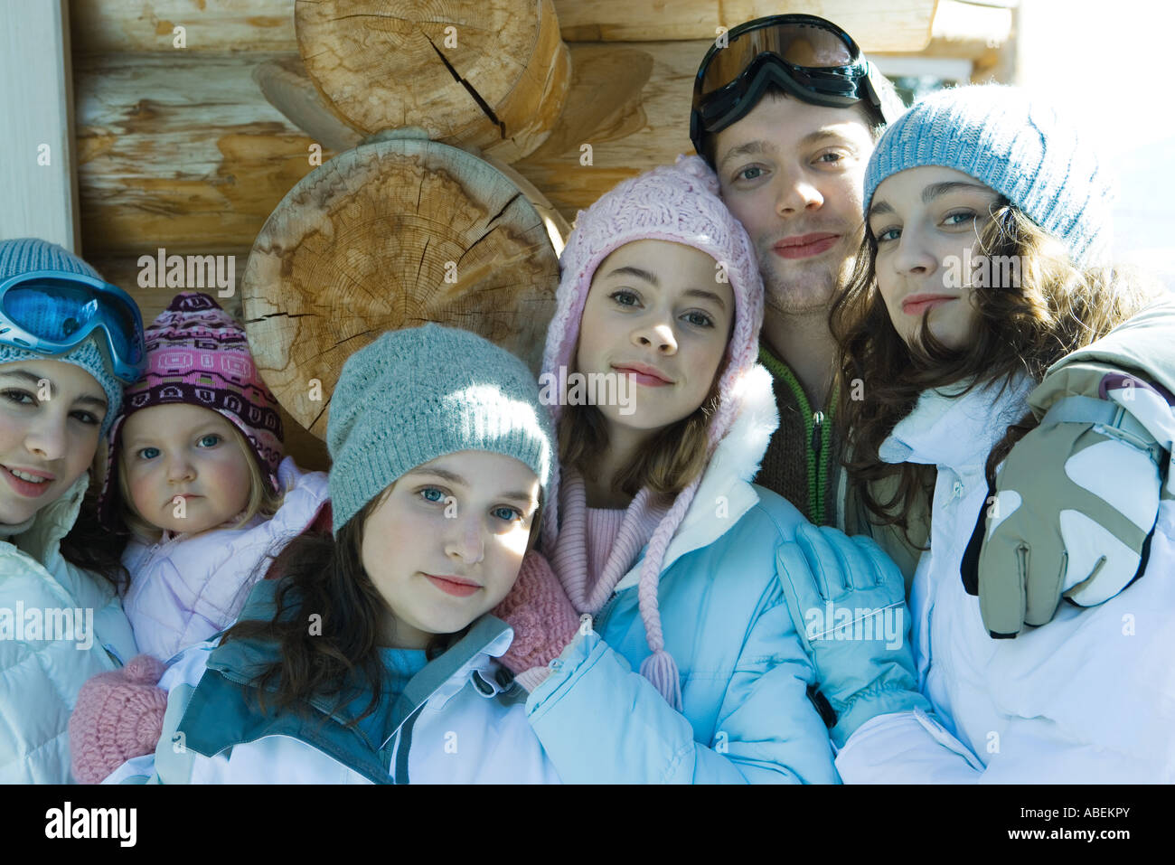 Junge Freunde tragen Winterkleidung, Porträt Stockfoto