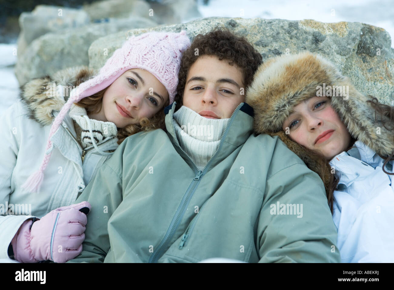 Junge Freunde tragen Winterkleidung, Porträt Stockfoto