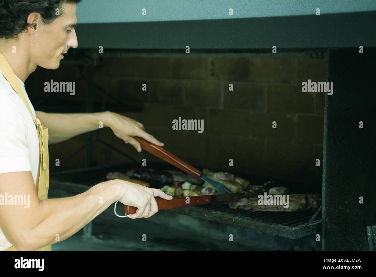 Mann, grillen Fleisch am Grill Stockfotografie Alamy