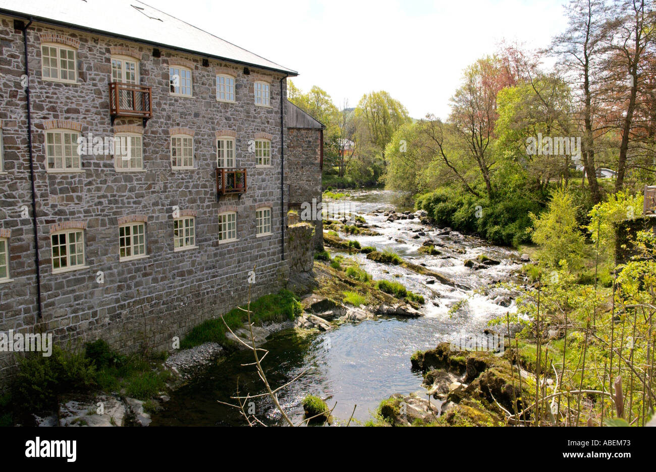 Ehemalige Flanell Mühle umgebaut zu Wohnungen am Ufer des Flusses Severn bei Llanidloes Powys Mid Wales UK Stockfoto