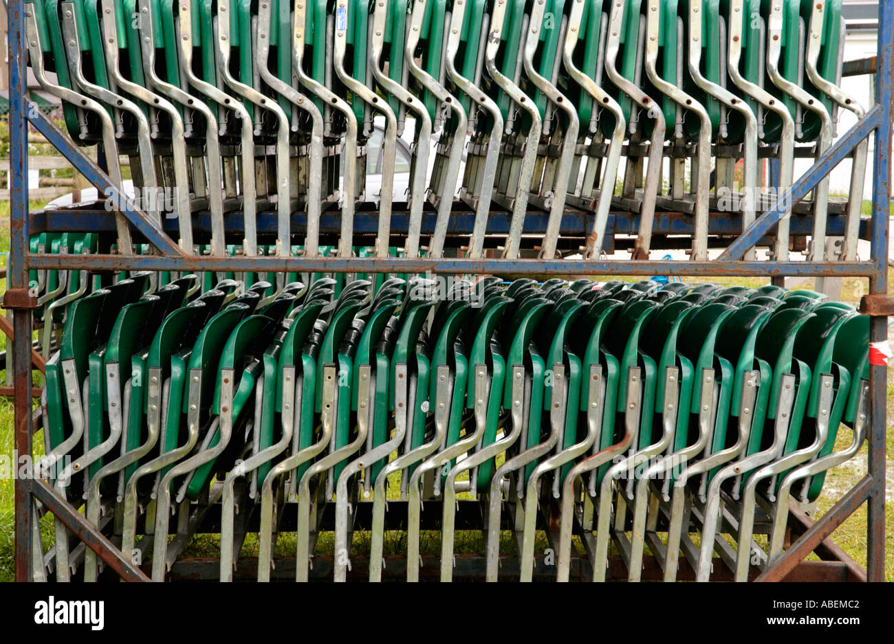 Bestuhlung ^ bereit, in einem Zelt bei The Guardian Hay Festival Hay on Wye Powys Wales UK installiert werden Stockfoto