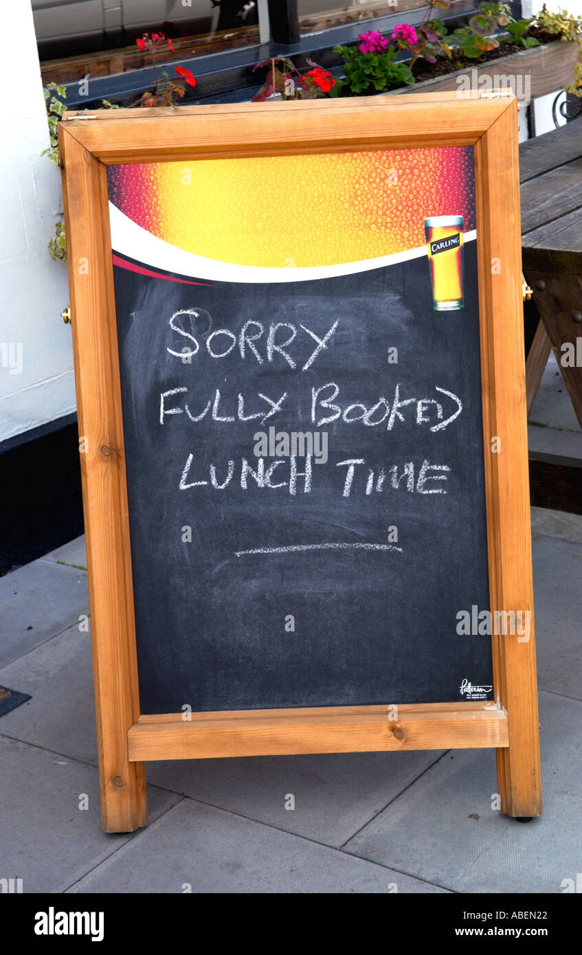 SORRY ausgebucht Mittagszeit Zeichen vor Pub bei Llanidloes Powys Mid Wales UK Stockfoto
