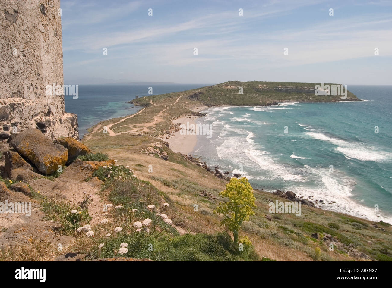 Basis des spanischen Wachturm. Torre Spagnola, nach unten zum Ende der Sinis-Halbinsel, in der Nähe von Tharros, Provinz Oristano, Sardinien Stockfoto