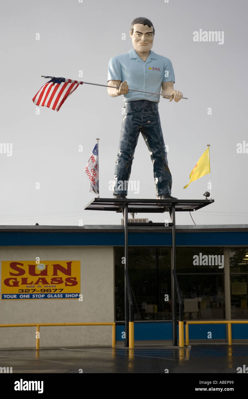 Eine riesige Skulptur hält eine amerikanische Flagge ziert das Dach eines Unternehmens in Farmington, New Mexico Stockfoto