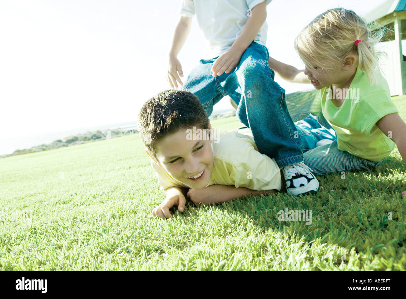 Kinder spielen auf dem Rasen Stockfoto