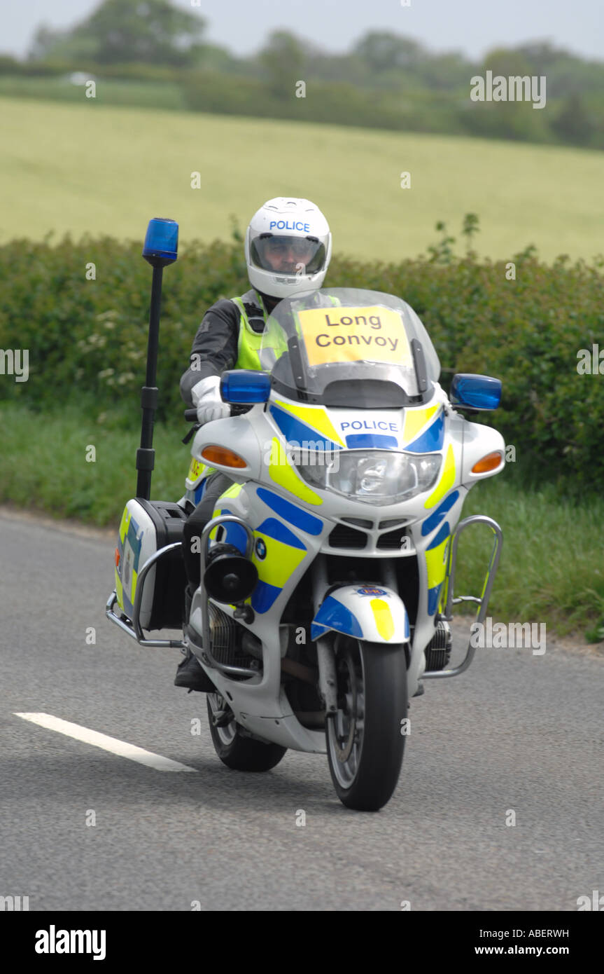 Polizei-Motorradfahrer-Vorreiter für lange Konvoi, England, UK Stockfoto
