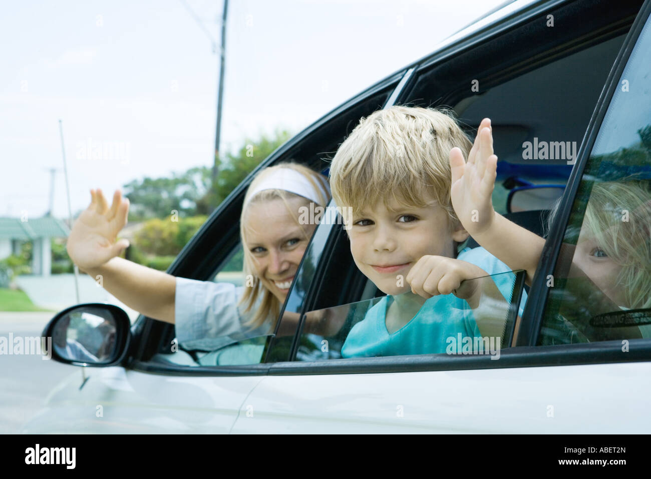 Familie winken von Autoscheiben Stockfoto