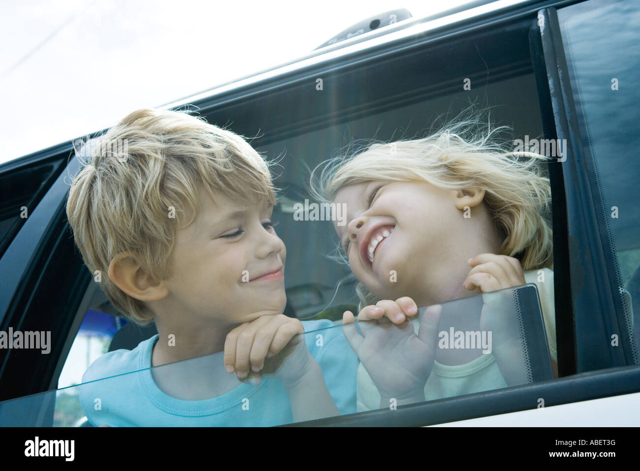 Kinder stecken Köpfe aus Autofenster Stockfoto