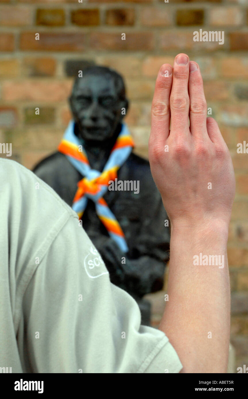 Pfadfinder, salutieren, Scout Gruß an Statue von Lord Baden Powell Stockfoto