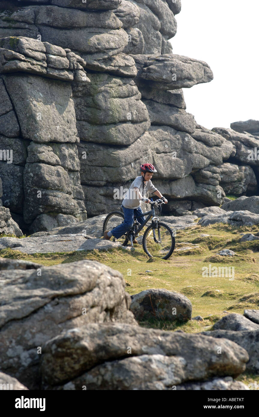 Hound Tor, Radfahrer am Hound Tor auf Dartmoor, Devon, UK Stockfoto