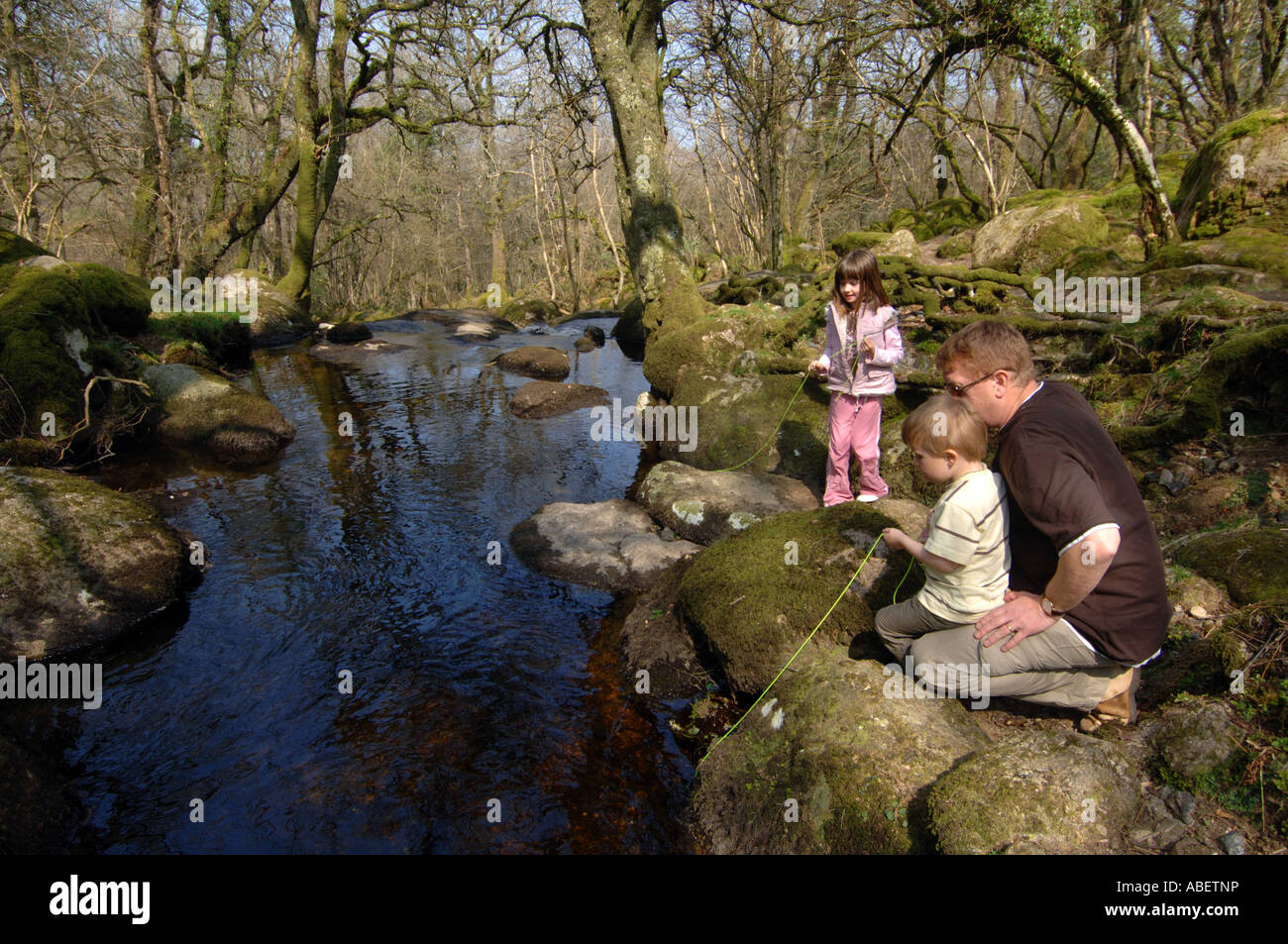 Kinder und Erwachsenen Fischen in einem Stream, Dartmoor, Devon, England, UK Stockfoto