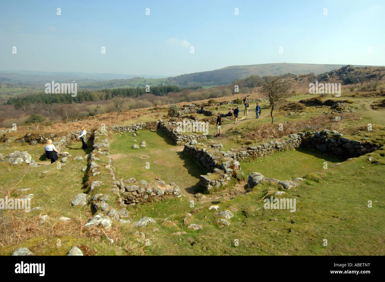 Historische Ruinen eines mittelalterlichen Dorfes in der Nähe von Hound Tor, Dartmoor, Devon, England, UK Stockfoto