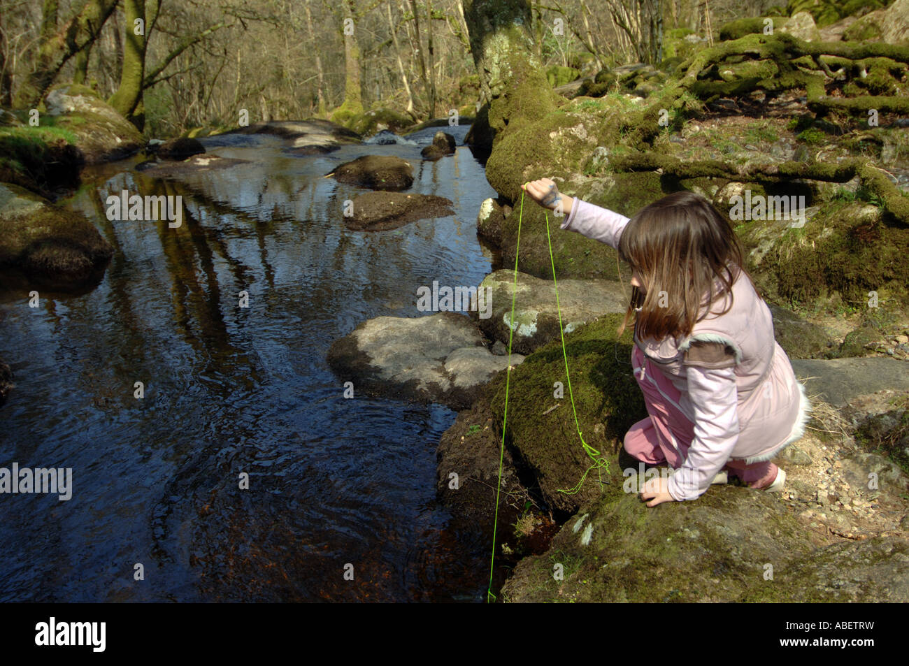 Kind Angeln in einen Stream, Dartmoor, Devon, England, UK Stockfoto