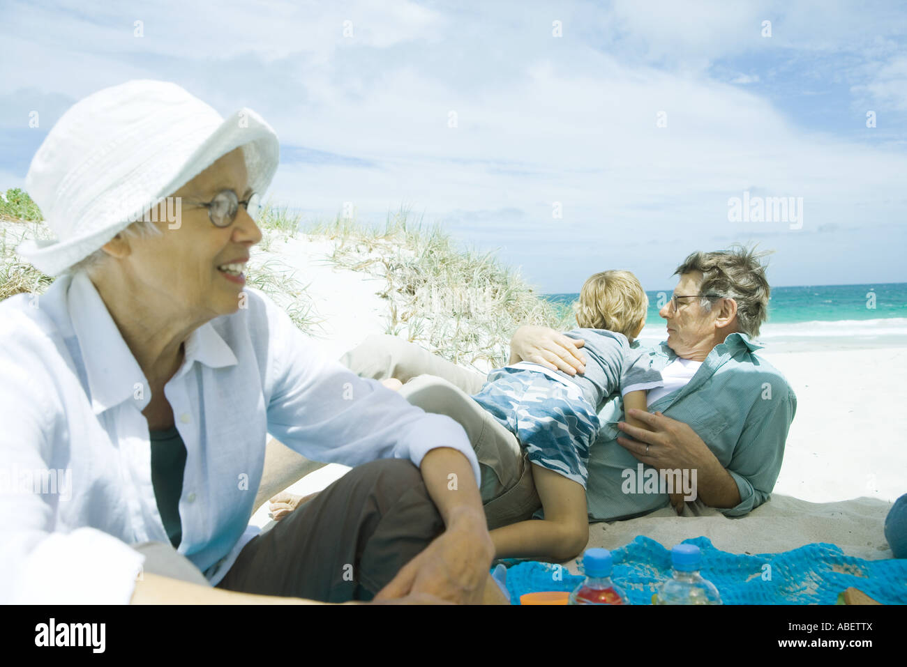 Familie entspannend am Strand Stockfoto