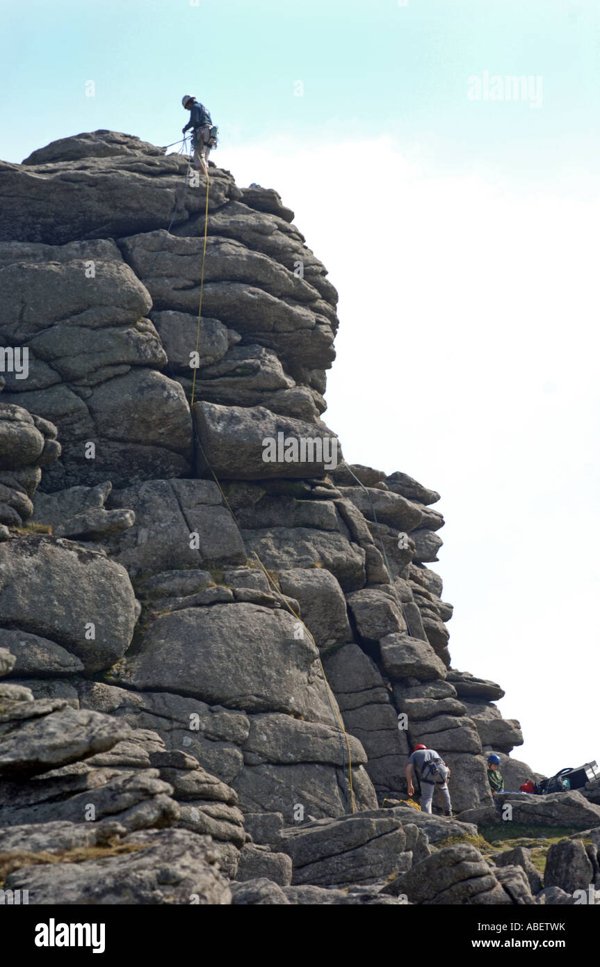 Bergsteiger auf Hound Tor auf Dartmoor, Devon, UK Stockfoto