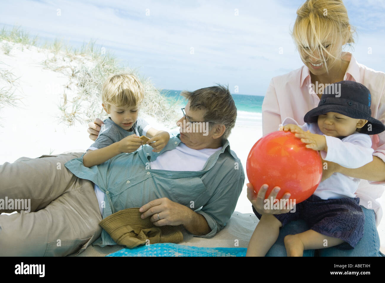 Familie entspannend am Strand Stockfoto