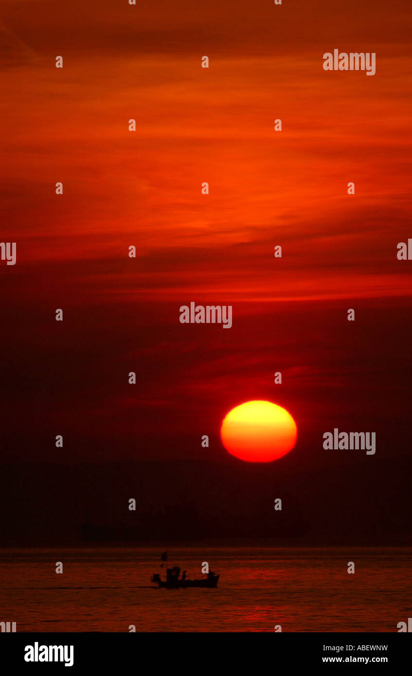 Sonnenuntergang, Trawler Schiff bei Sonnenuntergang vor der Küste von Dorset, Großbritannien Stockfoto