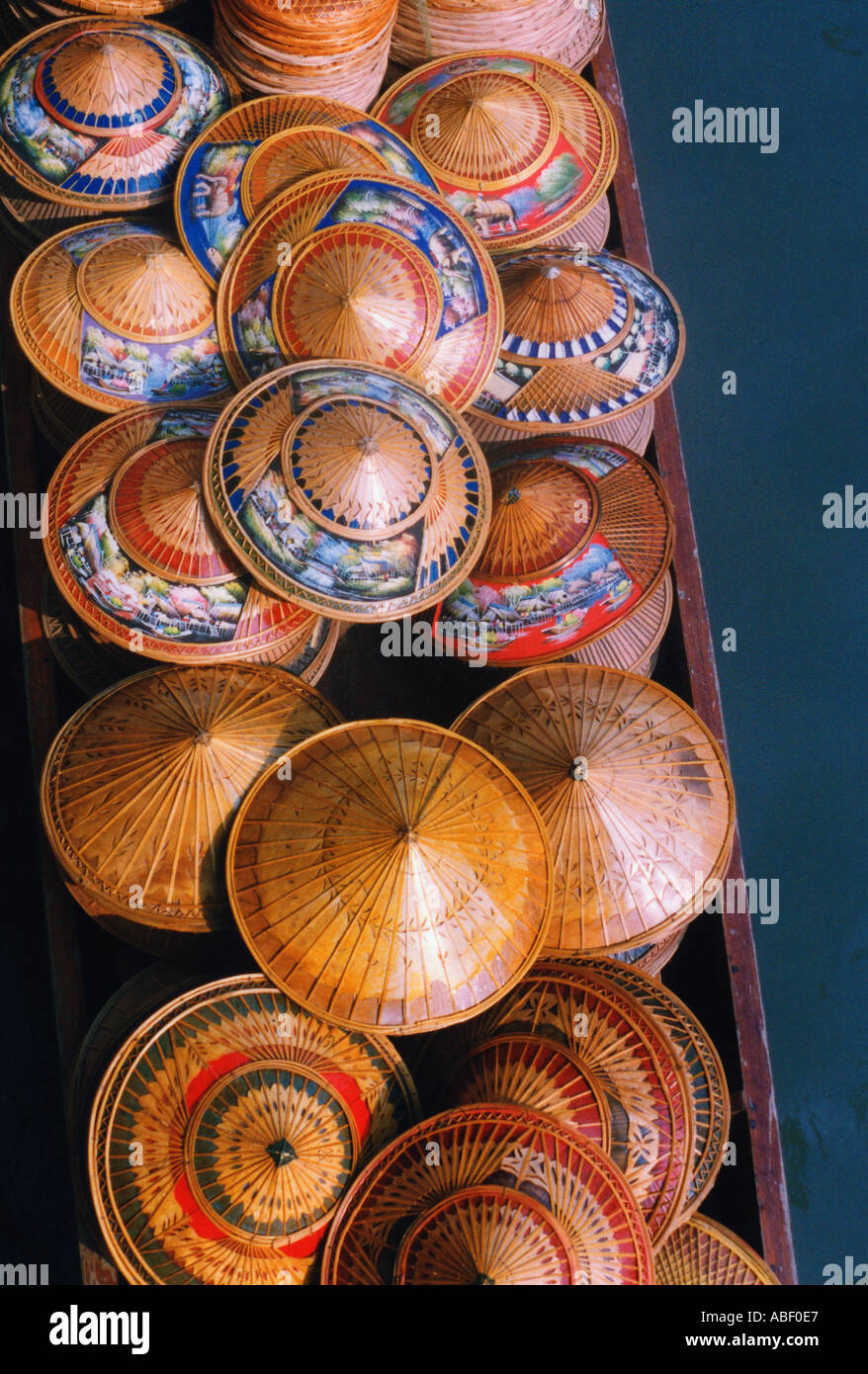 Hüte für Verkauf in den schwimmenden Markt in Thailand Stockfoto
