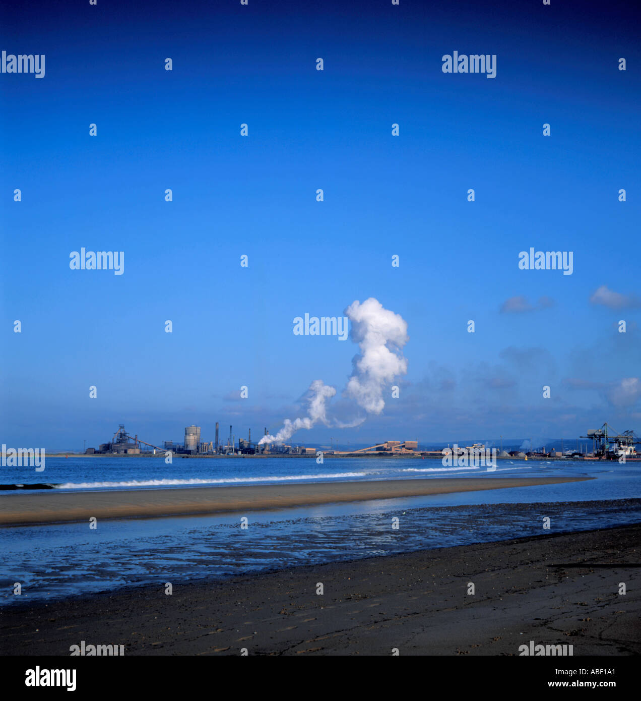 Teesside Stahlwerk; (Hochofen Redcar ganz links) über Tees Mündung von Seaton Carew, Hartlepool, Cleveland, England, UK Stockfoto