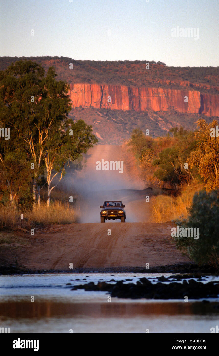 10 96 West Australia Australien Kimberley ein Allradfahrzeug zu überqueren ein Flusses im abgelegenen Nordwesten Austr Stockfoto