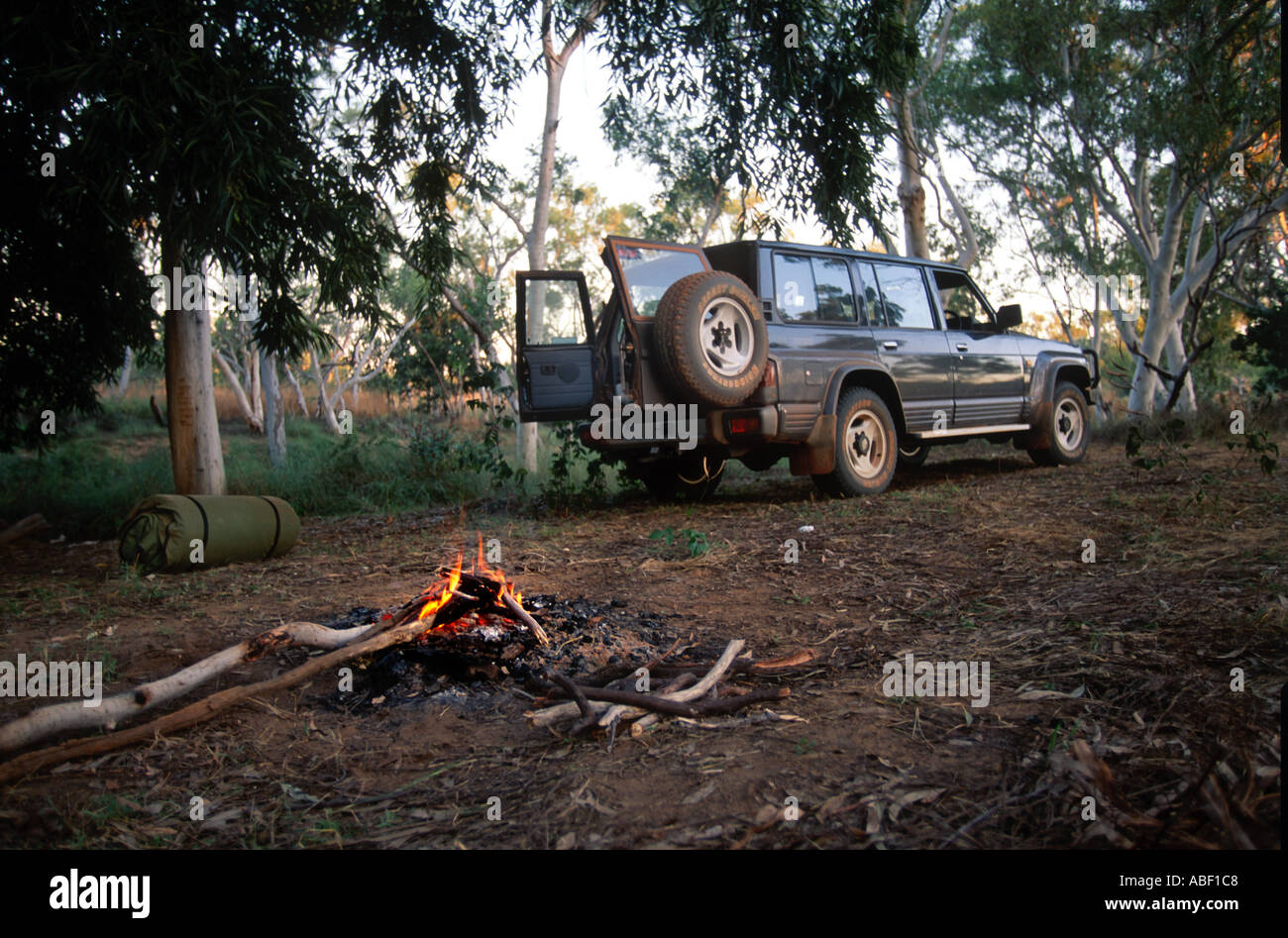 10 96 Western Australia Australien die Kimberley-Region ein Allradfahrzeug hält für die Nacht auf einem Campingplatz in der abgelegenen Nort Stockfoto