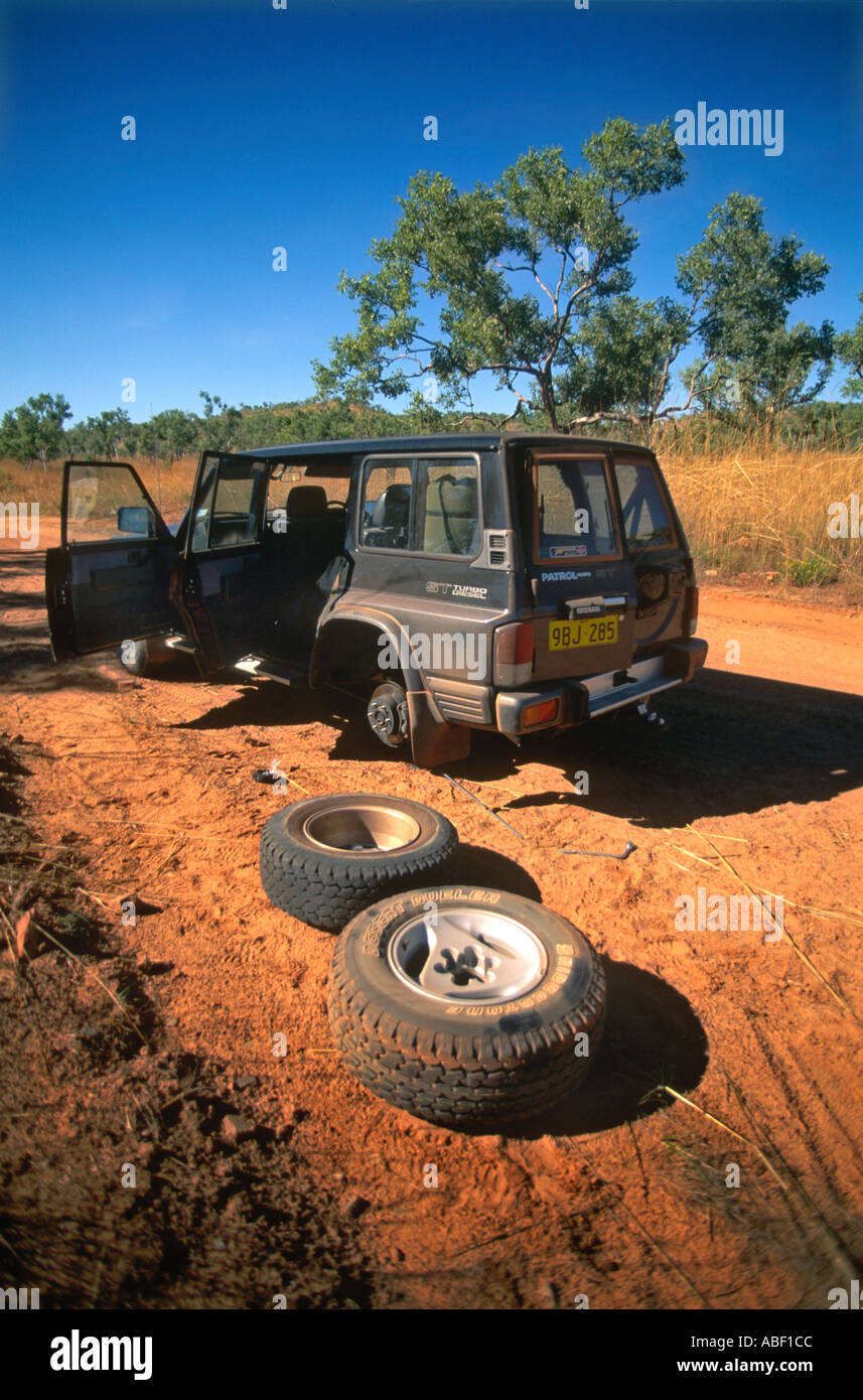 10 96 Western Australia Australien Kimberley ein Allradfahrzeug mit einer Reifenpanne im abgelegenen Nordwesten Australi Stockfoto