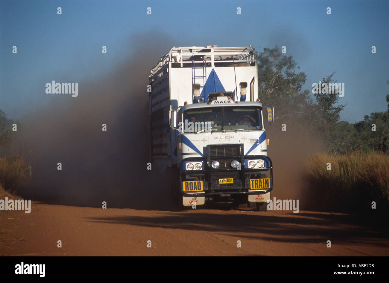 10 96 Western Australia Australien die Kimberley-Region eine Straße Zug fährt auf eine unbefestigte Straße im abgelegenen Nordwesten von Australien Stockfoto
