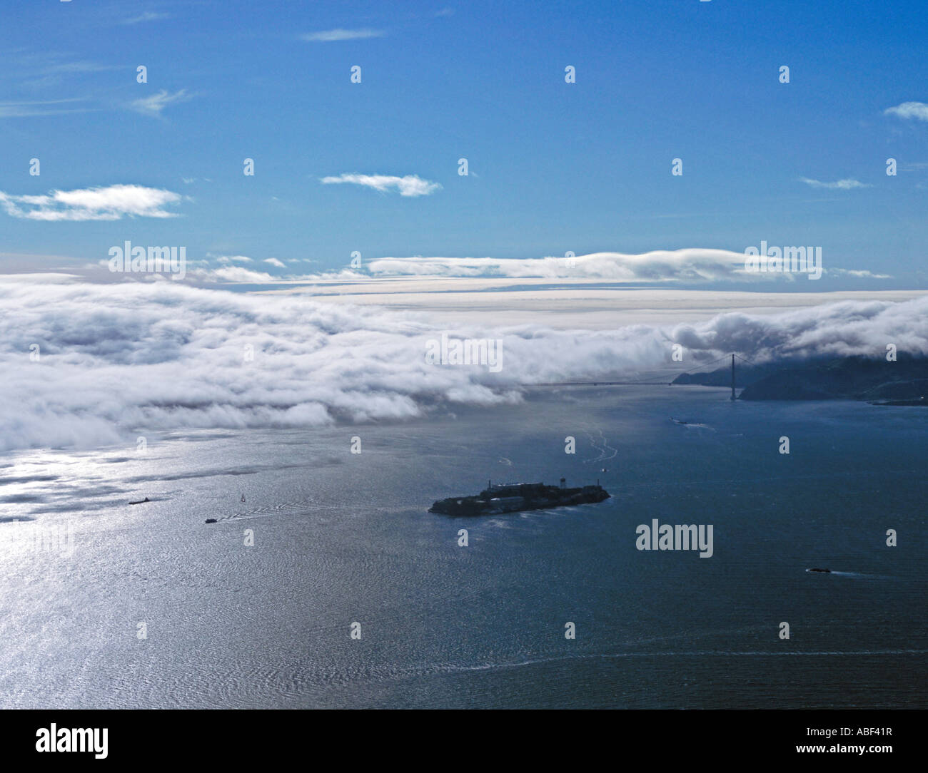 Luftaufnahme über dem Nebel Alctraz Insel Bucht von San Francisco am Golden Gate & Bestandteil der Marin headlands Stockfoto