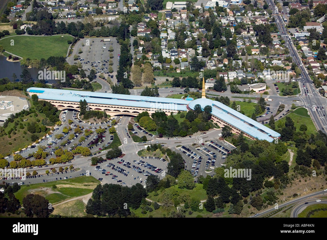 Luftaufnahme über Frank Lloyd Wright Marin civic Center San Rafael, Kalifornien Stockfoto