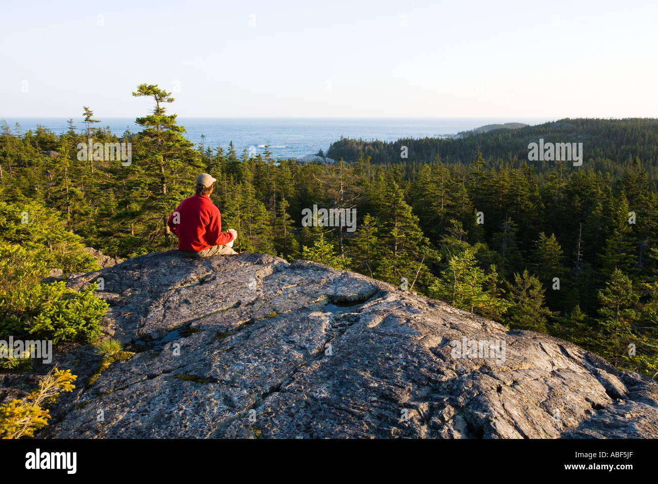 Ein Wanderer findet in der Ansicht vom Ente Hafen Berg auf Isle Au Haut in Maine s Acadia Nationalpark Stockfoto