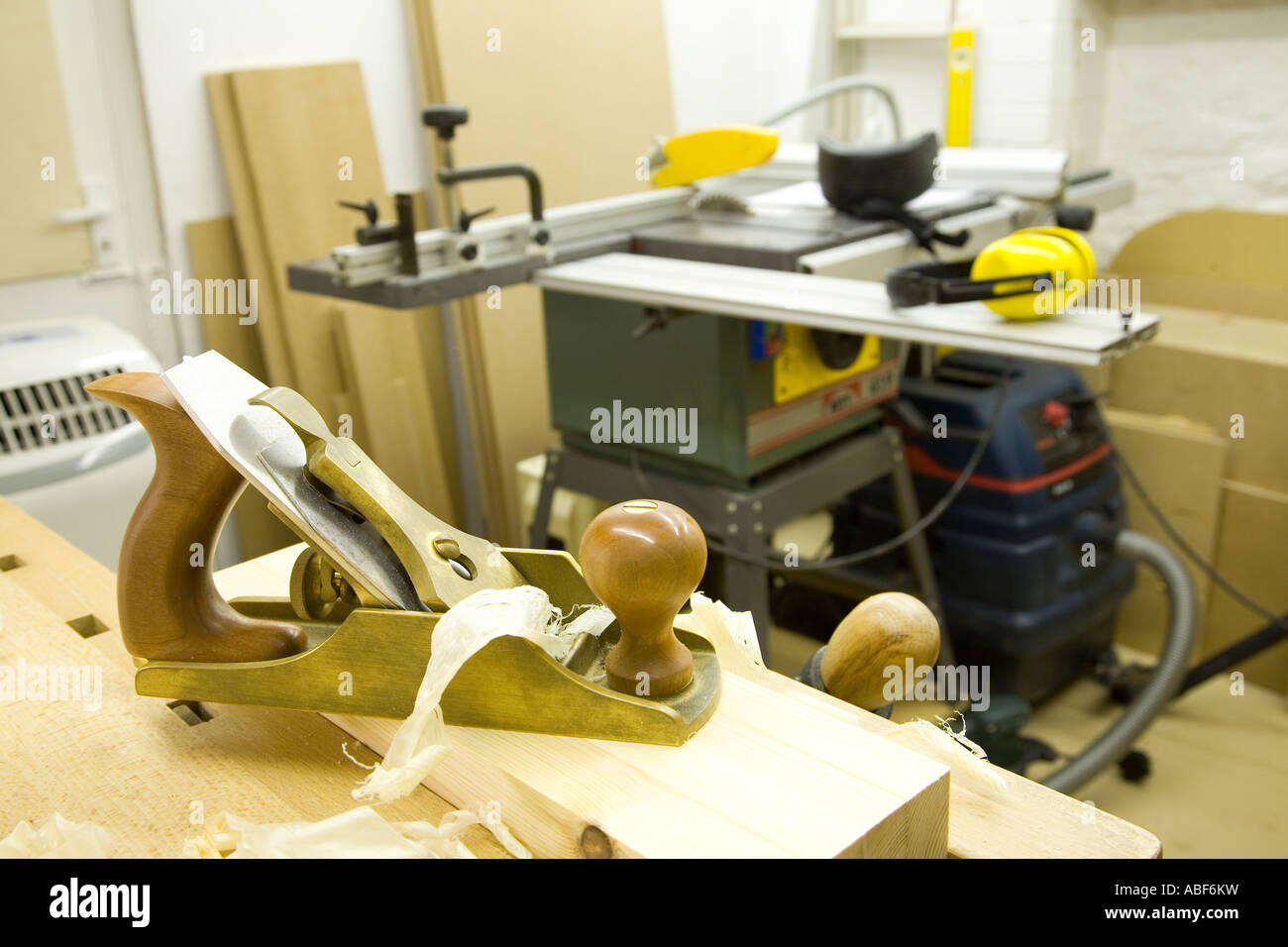 Ein Flugzeug mit Holzspänen Glättung bronze Stockfoto