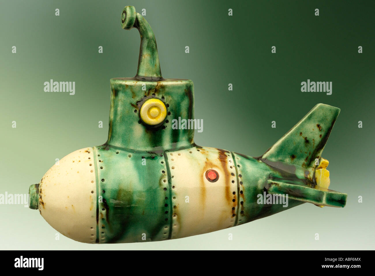 u-Boot-Tauchpumpe Boot Schiff Marine Unterwasser Handwerk Topf Keramik-Keramik einzigartige handgemachte Studio Ton UK enge bis Farbe colo Stockfoto