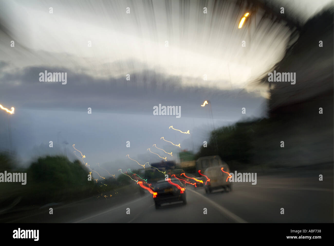 Frankreich in der Nähe von Paris verschwommen fahrende Autos auf A Autobahn unter einer Brücke Stockfoto