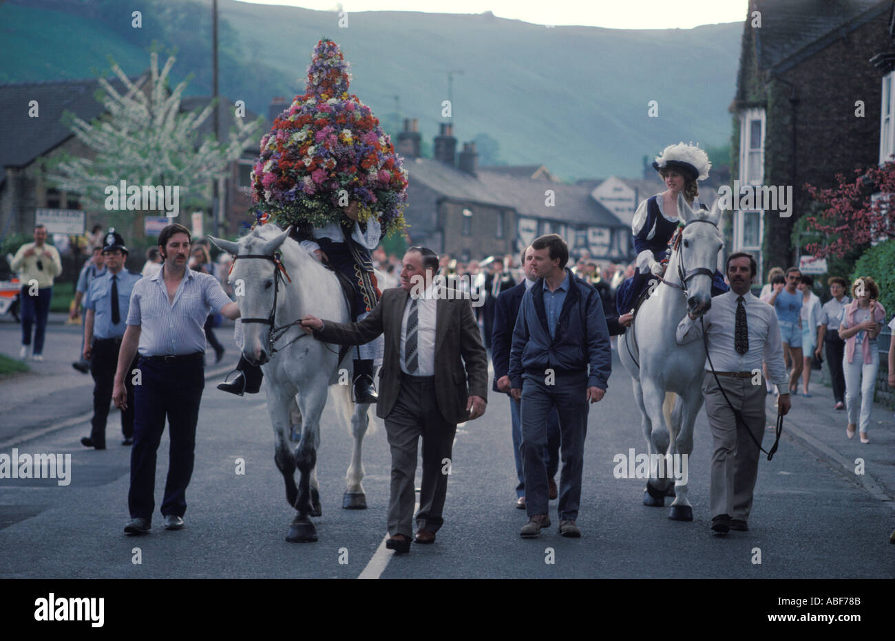 Castleton Garland Day. 29. Mai 1980. König und Königin König unter Girlande von Blumen, die auf dem Kirchturm platziert ist. DERBYSHIRE UK HOMER SYKES Stockfoto