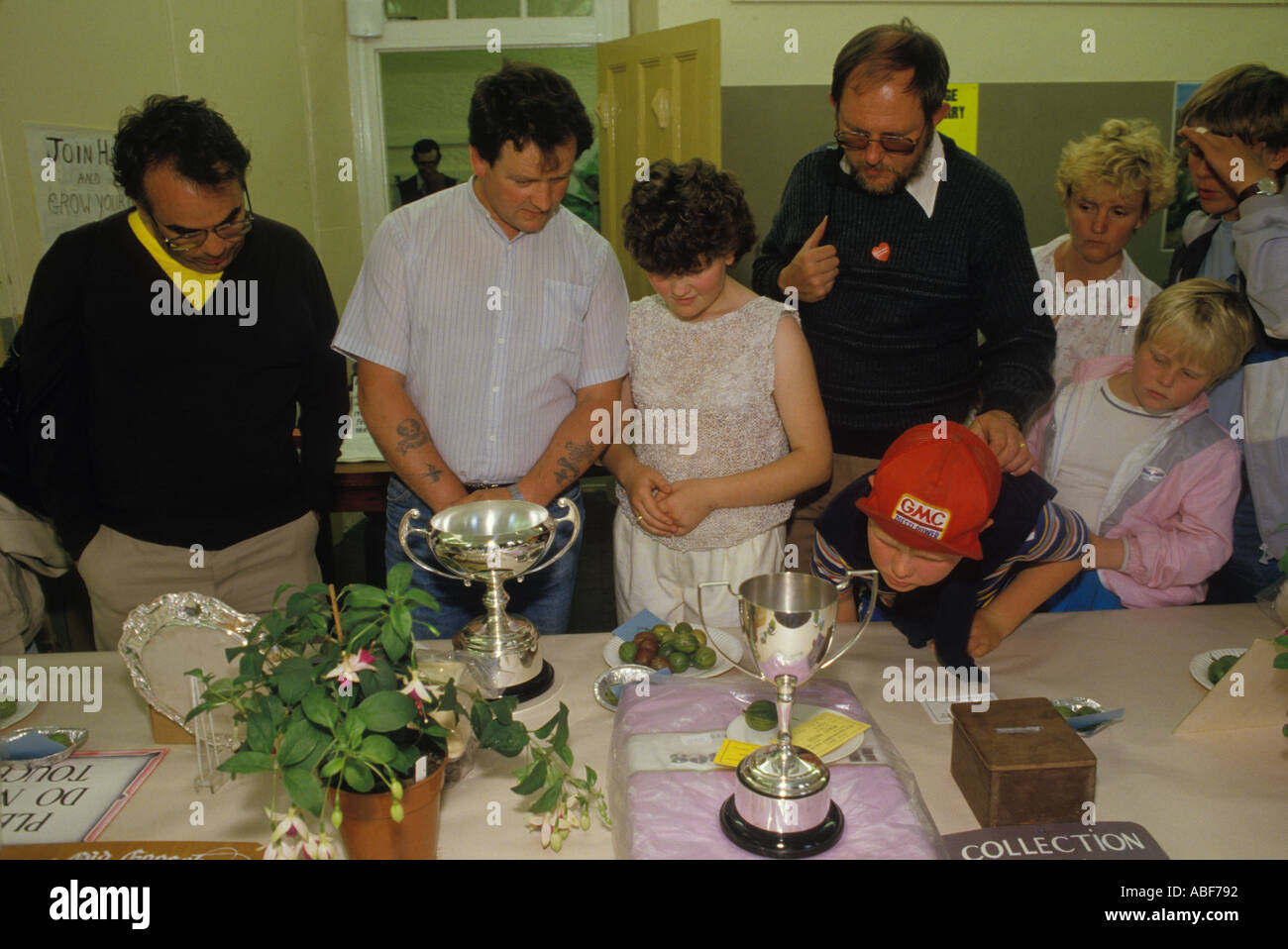 Egton Bridge Old Gooseberry Show North Yorkshire England Preisträger Stachelbeeren werden angezeigt und die Silver Cups 1990er UK HOMER SYKES Stockfoto