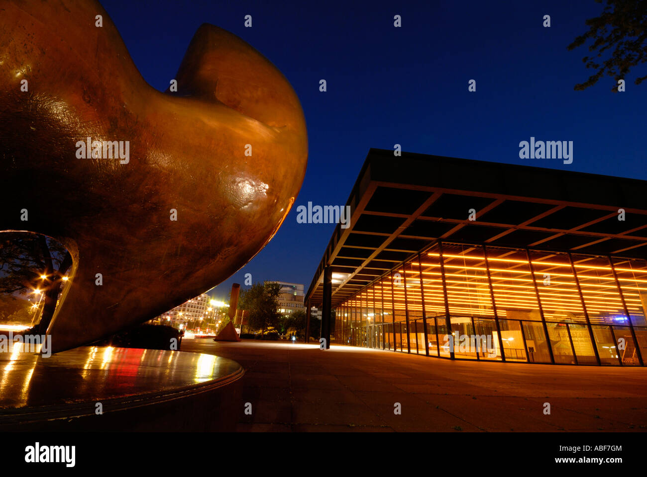 Berlin. Neue Nationalgalerie von Mies van der Rohe mit Skulpturen von Henry Moore, Barnett Newman und Jenny Holzer. Stockfoto