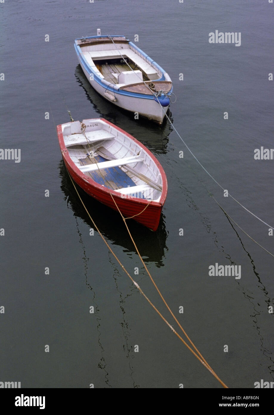 Zwei hölzerne Ruderboote gefesselt im Hafen Stockfoto