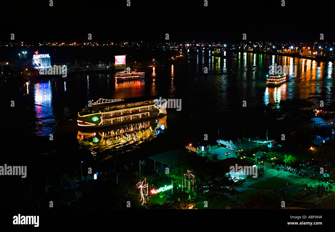 Saigon River bei Nacht zeigt Restaurant Boote. Saigon Vietnam. Stockfoto