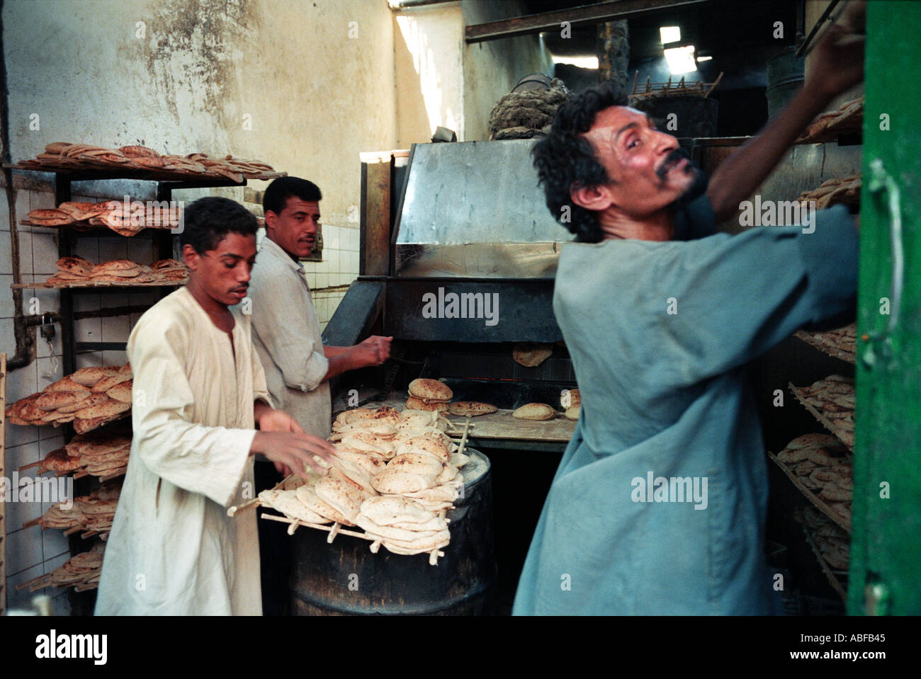 Arbeitnehmer innerhalb eines heißen Bäcker Assuan Ägypten Stockfoto