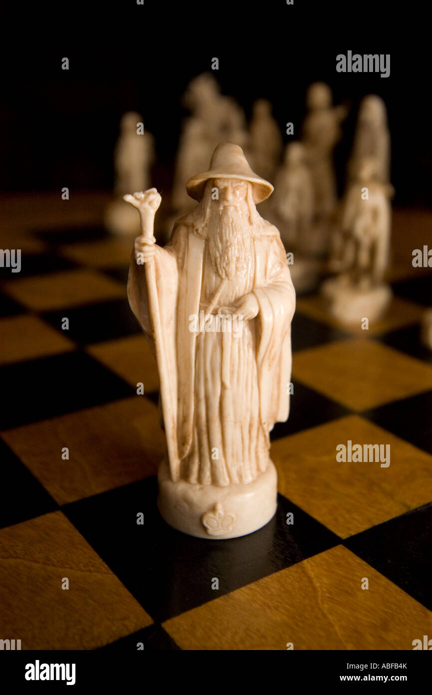 Geben Sie ein Herr der Ringe Schachspiel in einem warmen Pub-Umfeld Stockfoto