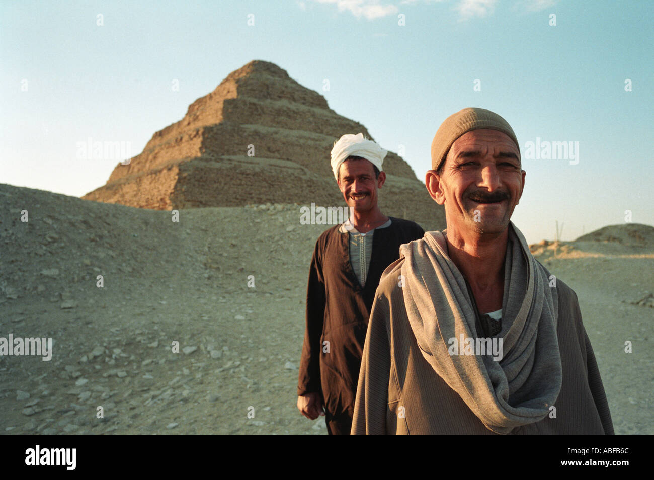 Ägyptische Männer bei dem Schritt Pyramide Sakkara-Ägypten Stockfoto