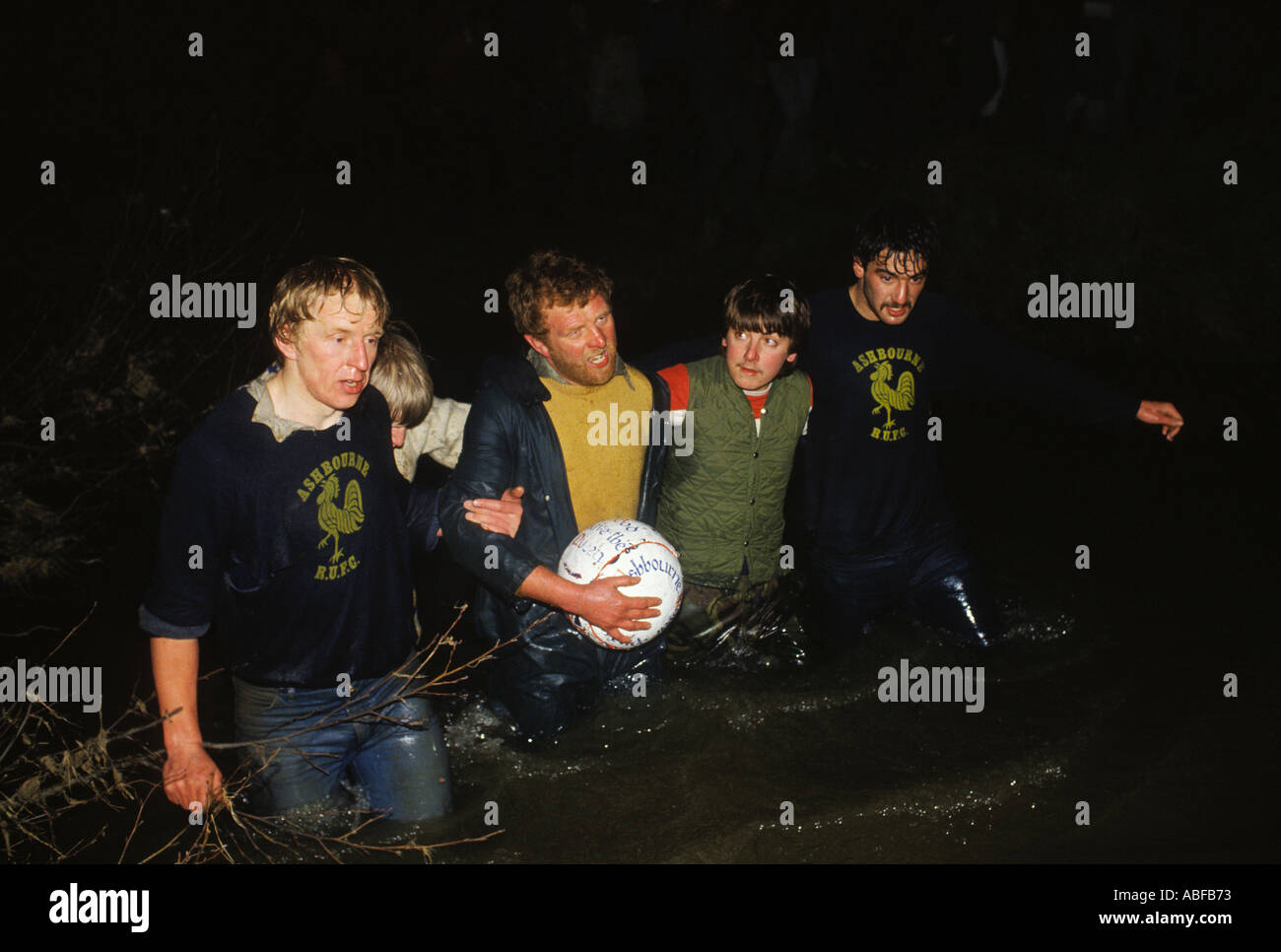 Ashbourne Shrovetide Football Derbyshire England UK 1980er Jahre um 1985. HOMER SYKES Stockfoto