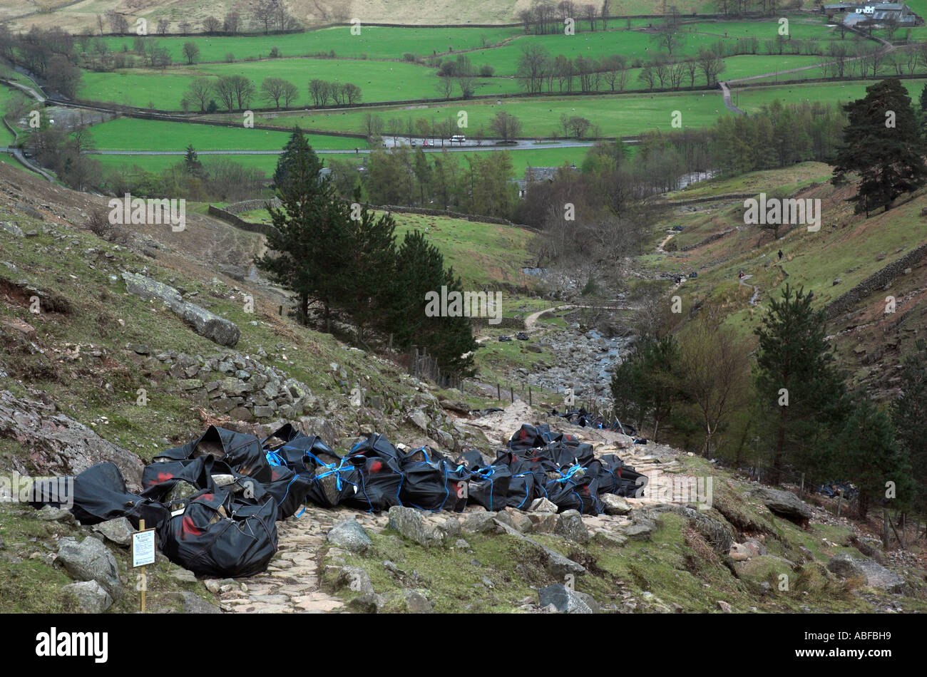 Taschen von Felsen durch den Fußweg im englischen Lake District in Reparaturen, stark erodierte Wanderwege nutzbar Stockfoto