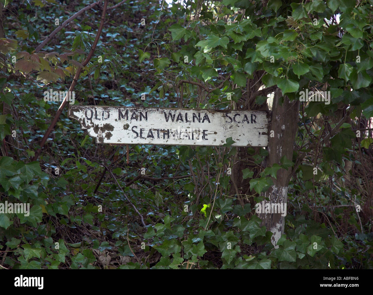 Eine alte Straßenschild im englischen Lake District Stockfoto