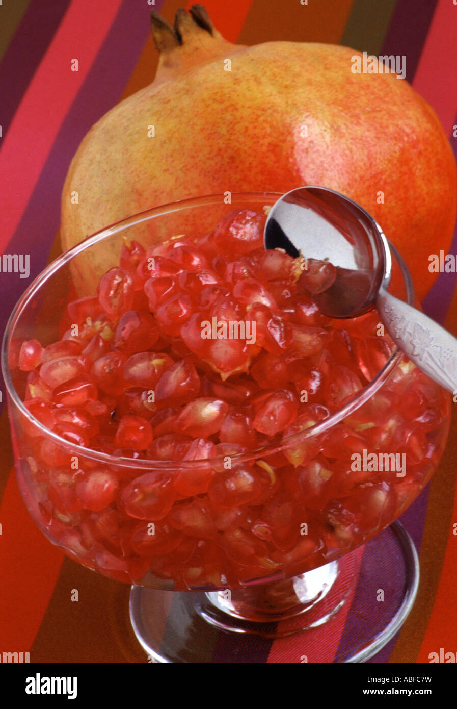 Granatapfel Samen von der Granatapfel-Frucht auf einen kleinen Baum in halb tropischen Bedingungen angebaut Stockfoto