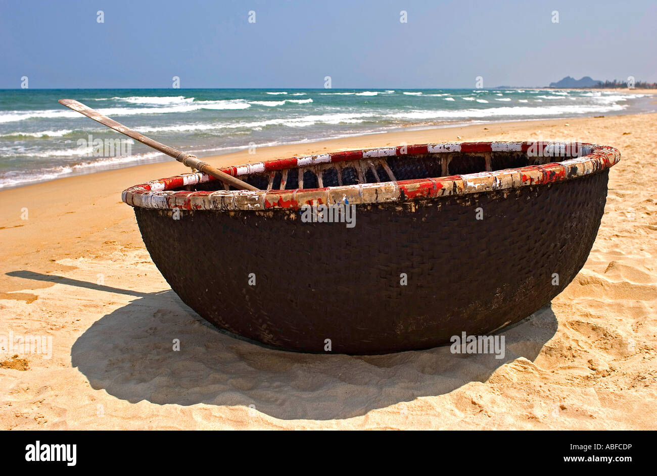 Korb-Boot auf China Beach Vietnam Stockfoto
