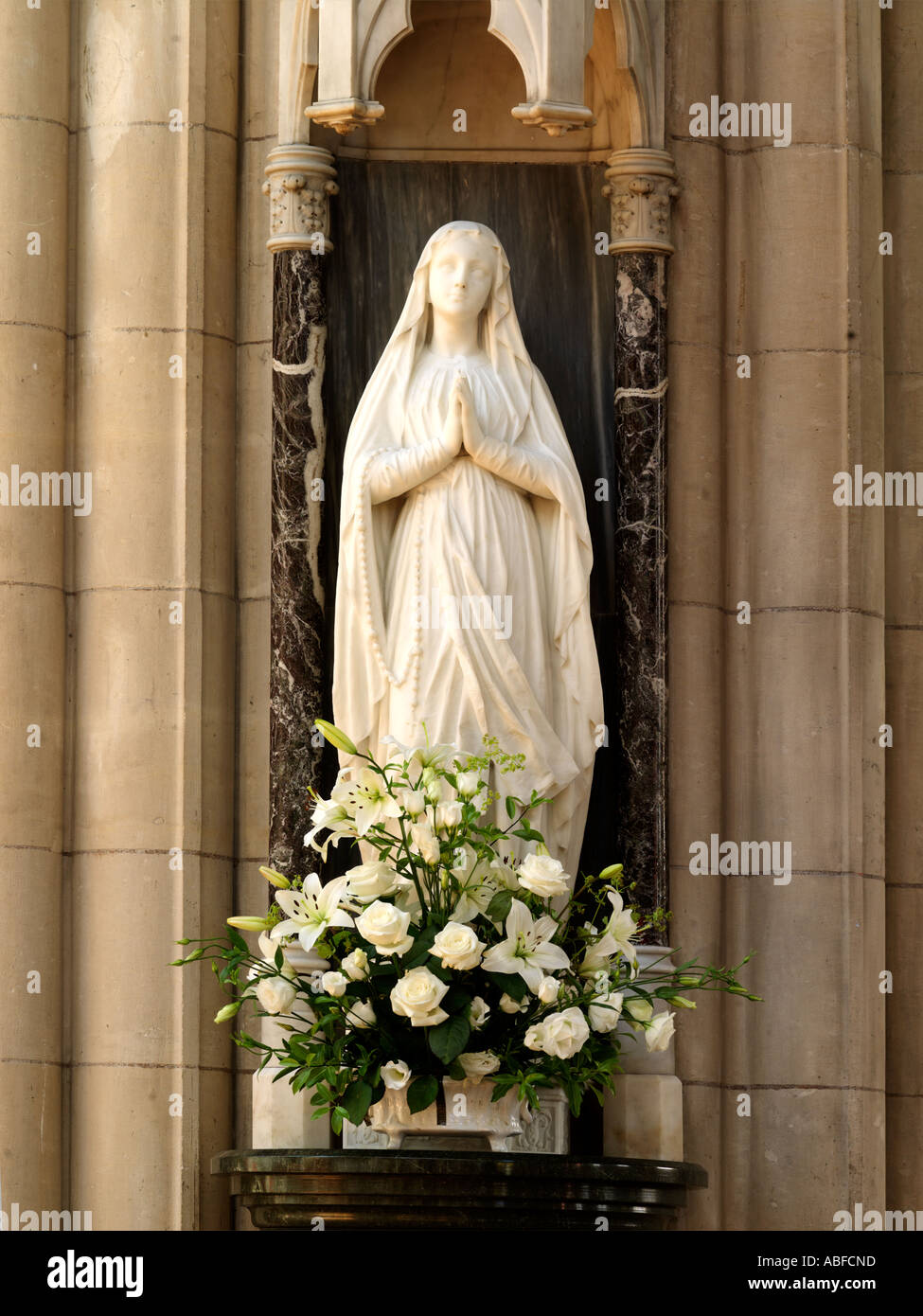 Heiligsten Herzen Wimbledon London England Statue der Jungfrau Maria mit Lilien Stockfoto