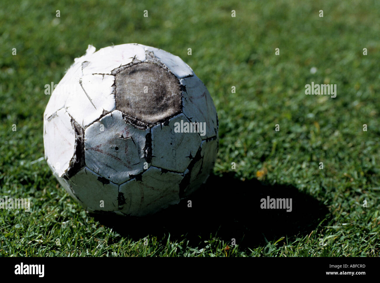 Alte abgenutzte Fußball. Stockfoto